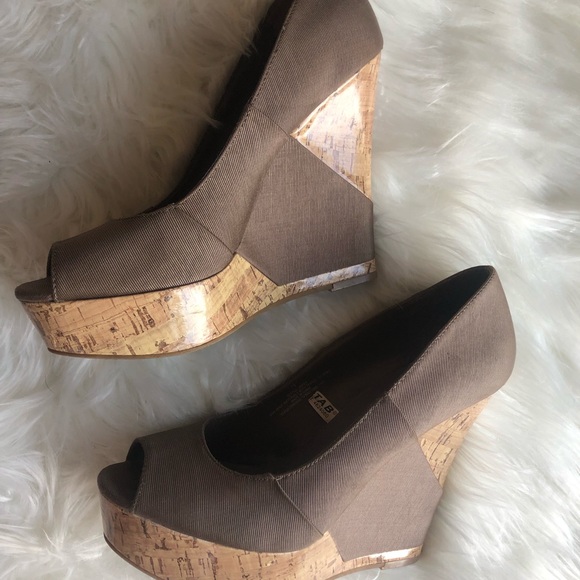 Mossimo taupe wedges - Picture 2 of 4